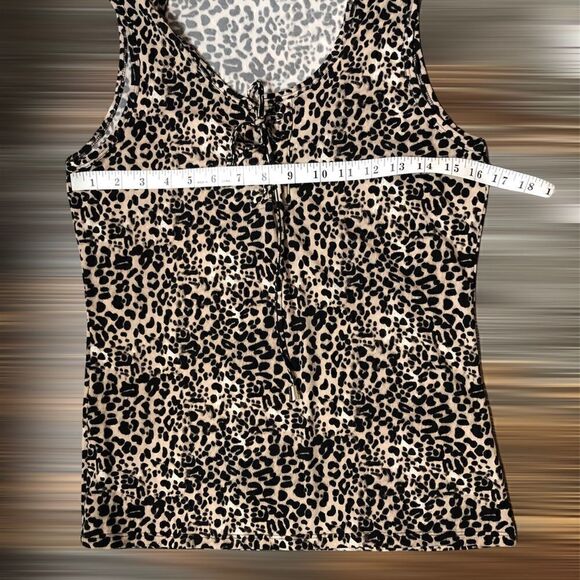 Vince Camuto leopard print sleeveless top. Drawstring tie down front. - Picture 7 of 8